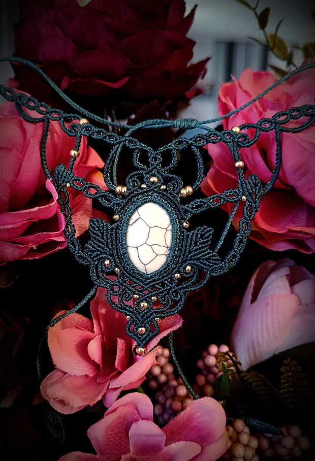 Colier frunze turcoaz micromacrame Howlit