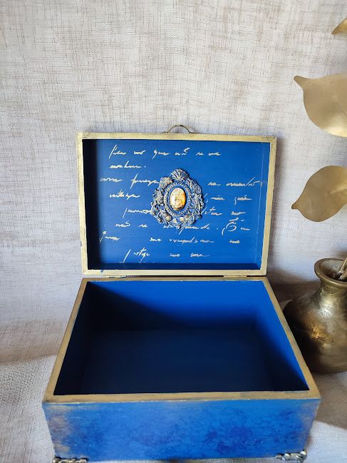 Casetă vintage din lemn, decorată manual Albastru regal cu accente aurii