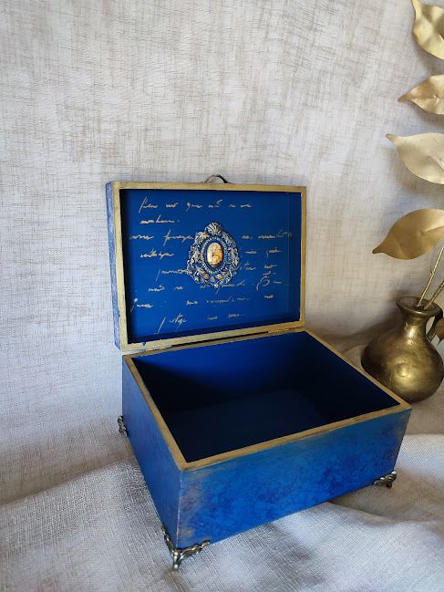 Casetă vintage din lemn, decorată manual Albastru regal cu accente aurii