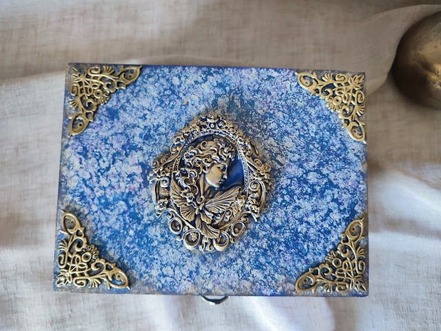 Casetă vintage din lemn, decorată manual Albastru regal cu accente aurii