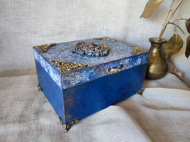 Casetă vintage din lemn, decorată manual Albastru regal cu accente aurii