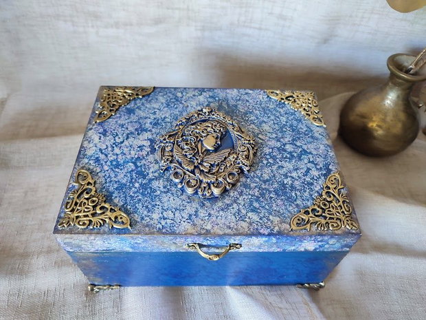 Casetă vintage din lemn, decorată manual Albastru regal cu accente aurii