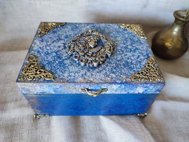 Casetă vintage din lemn, decorată manual Albastru regal cu accente aurii