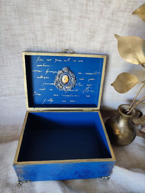 Casetă vintage din lemn, decorată manual Albastru regal cu accente aurii