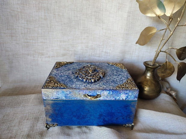 Casetă vintage din lemn, decorată manual Albastru regal cu accente aurii