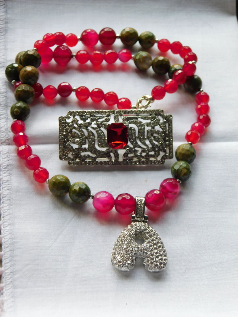Colier nou agate bicolore , placari argint , brosa noua cristale