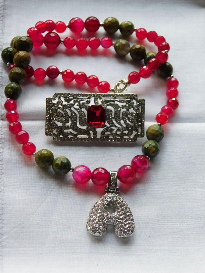 Colier nou agate bicolore , placari argint , brosa noua cristale