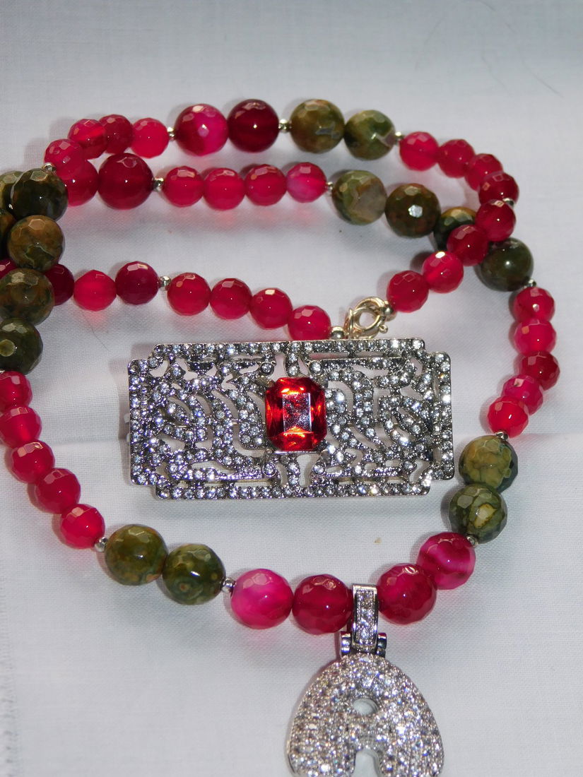 Colier nou agate bicolore , placari argint , brosa noua cristale