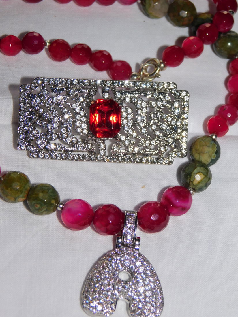 Colier nou agate bicolore , placari argint , brosa noua cristale