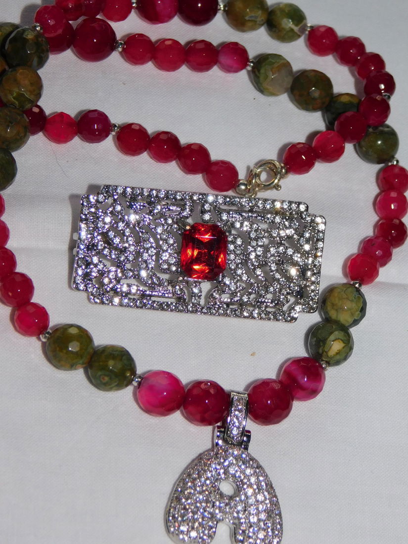 Colier nou agate bicolore , placari argint , brosa noua cristale