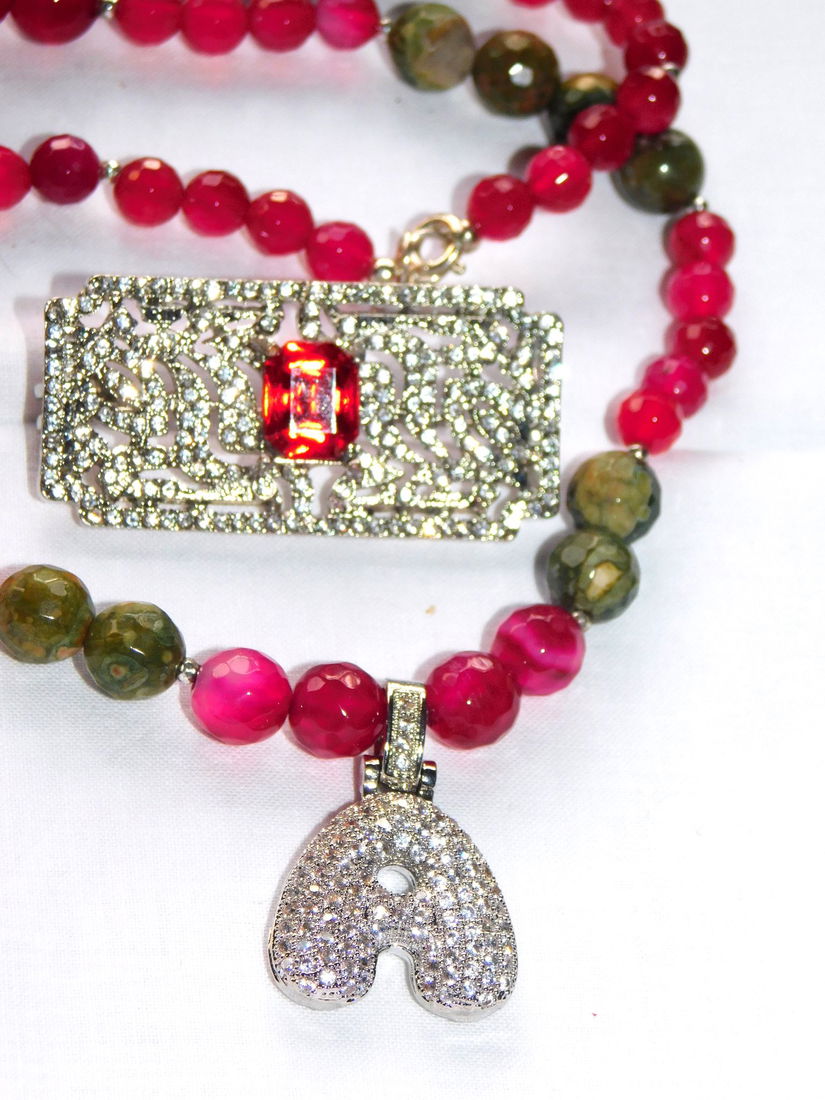 Colier nou agate bicolore , placari argint , brosa noua cristale