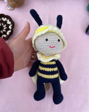 Amigurumi, albinuta, jucarie crosetata