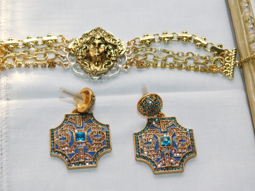 Set nou  deosebit,  cercei foarte eleganti cu cristale , bratara noua , ambele superbe in realitate