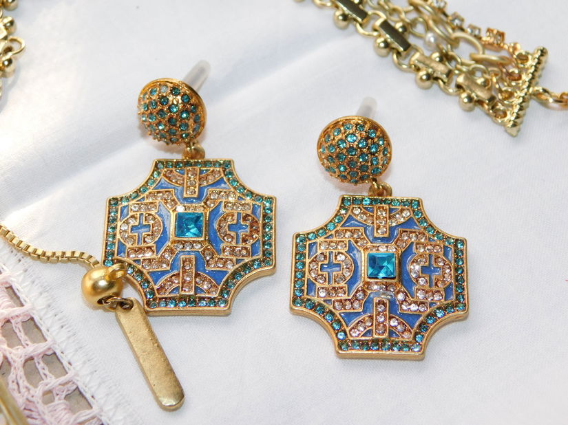 Set nou  deosebit,  cercei foarte eleganti cu cristale , bratara noua , ambele superbe in realitate