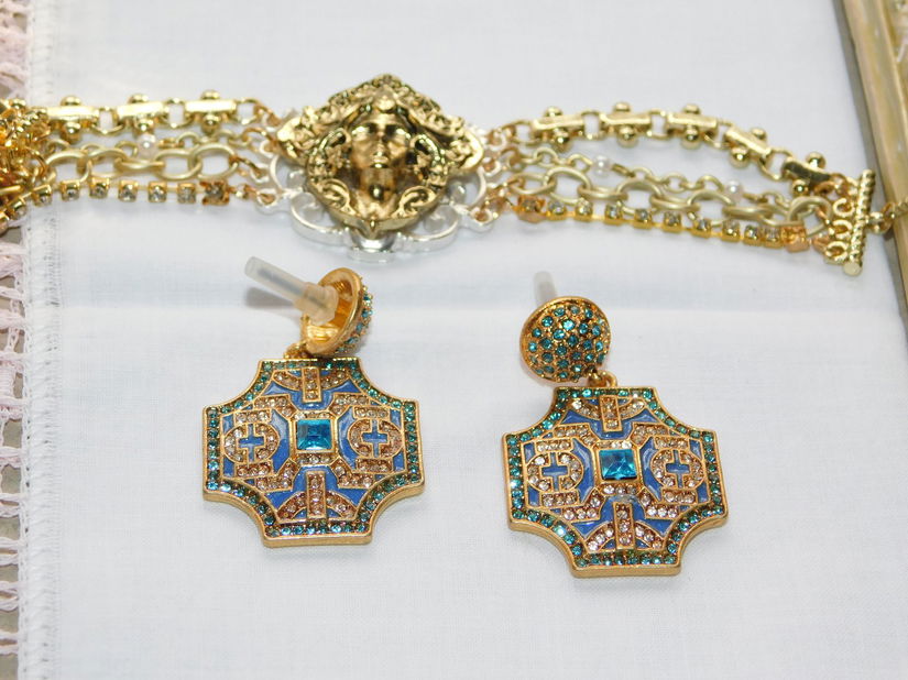 Set nou  deosebit,  cercei foarte eleganti cu cristale , bratara noua , ambele superbe in realitate