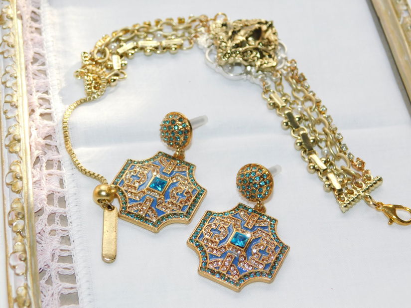 Set nou  deosebit,  cercei foarte eleganti cu cristale , bratara noua , ambele superbe in realitate