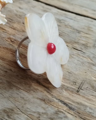 Inel reglabil, floare agata cu miez din coral / argint rodiat