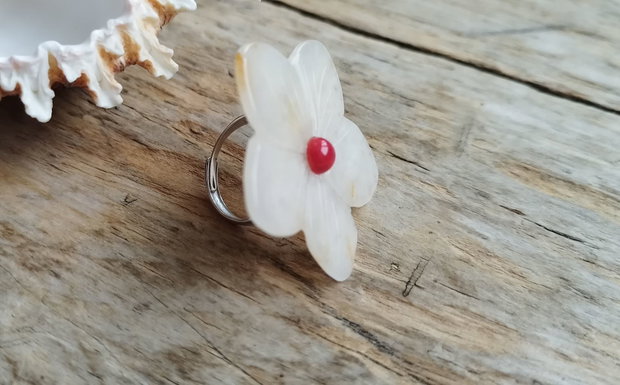 Inel reglabil, floare agata cu miez din coral / argint rodiat