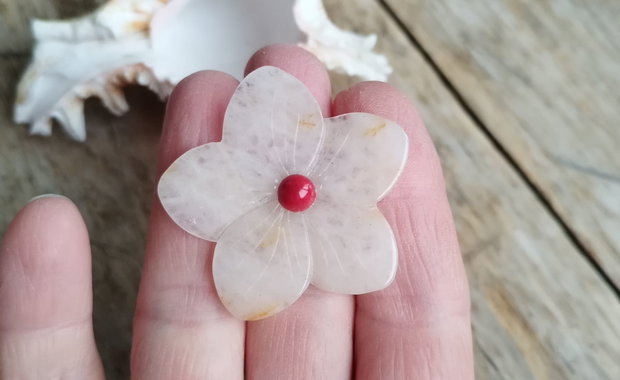 Inel reglabil, floare agata cu miez din coral / argint rodiat