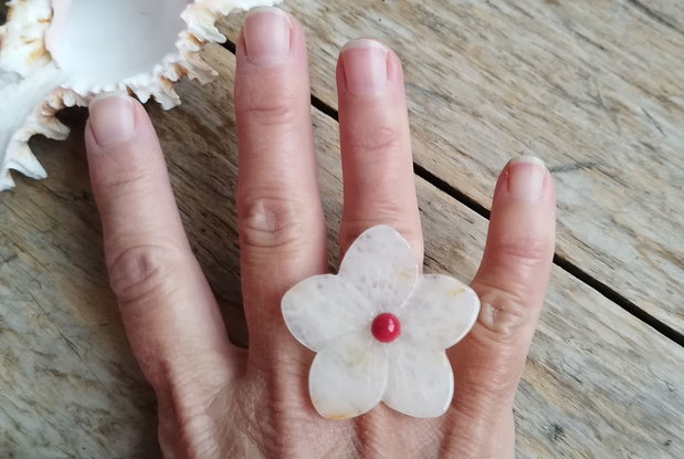 Inel reglabil, floare agata cu miez din coral / argint rodiat
