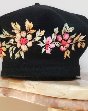 Bereta neagra brodata manual
