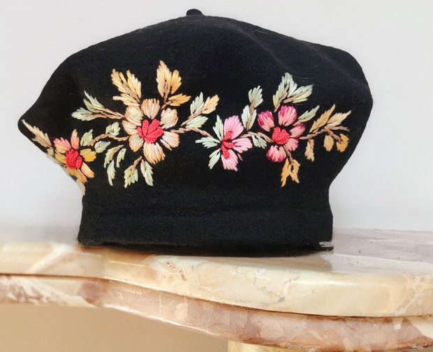 Bereta neagra brodata manual