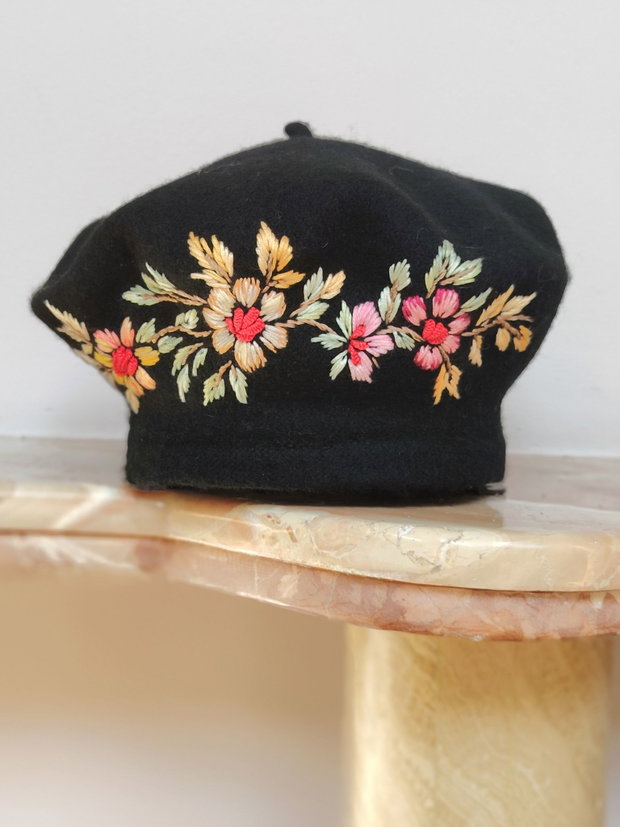 Bereta neagra brodata manual