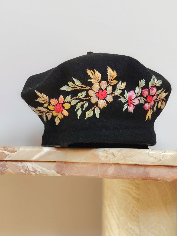 Bereta neagra brodata manual