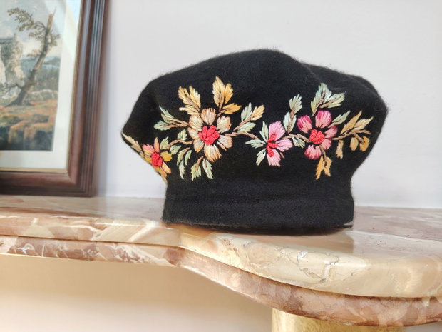 Bereta neagra brodata manual
