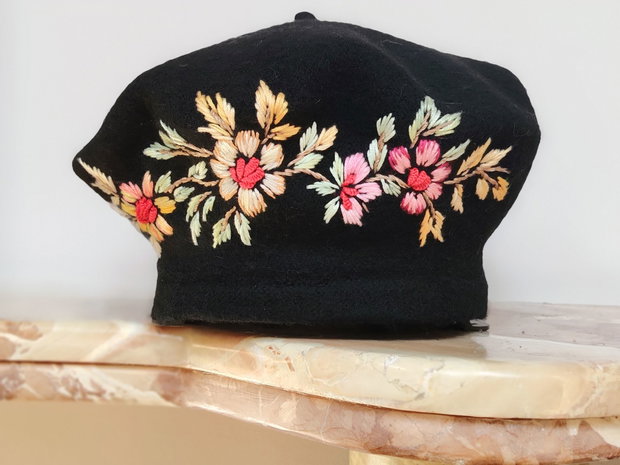 Bereta neagra brodata manual