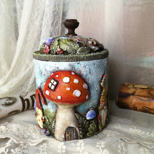 Cutie Decorativă cu Gnomi și Ciuperci