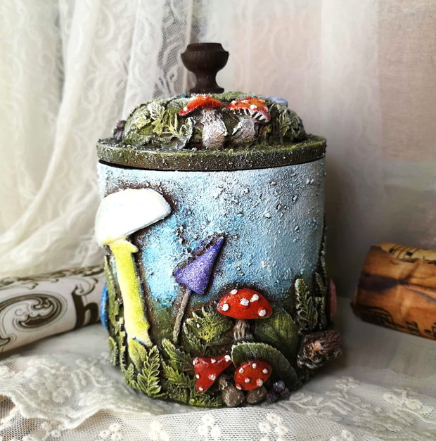Cutie Decorativă cu Gnomi și Ciuperci