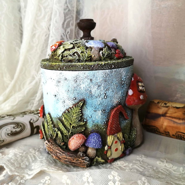 Cutie Decorativă cu Gnomi și Ciuperci