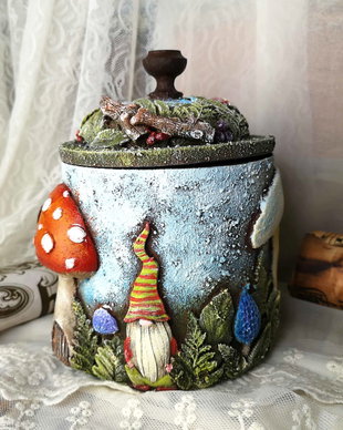 Cutie Decorativă cu Gnomi și Ciuperci