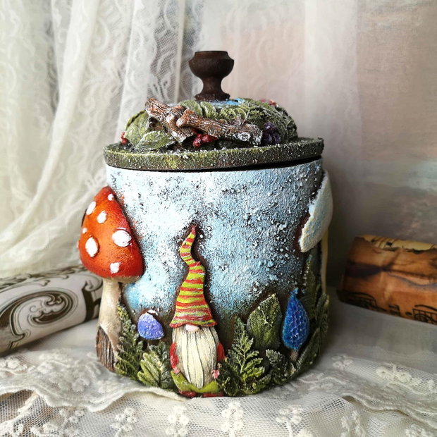 Cutie Decorativă cu Gnomi și Ciuperci