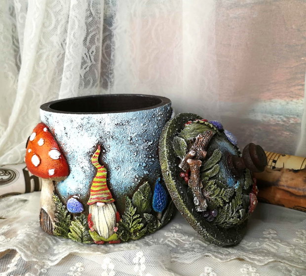 Cutie Decorativă cu Gnomi și Ciuperci