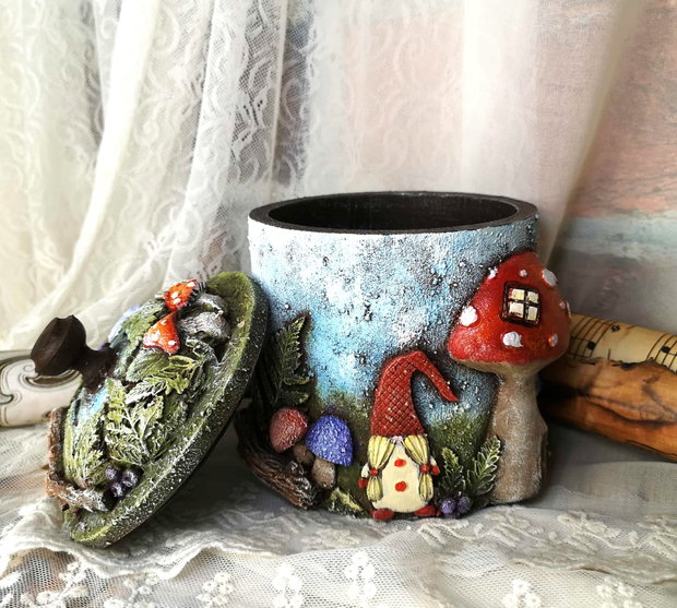 Cutie Decorativă cu Gnomi și Ciuperci