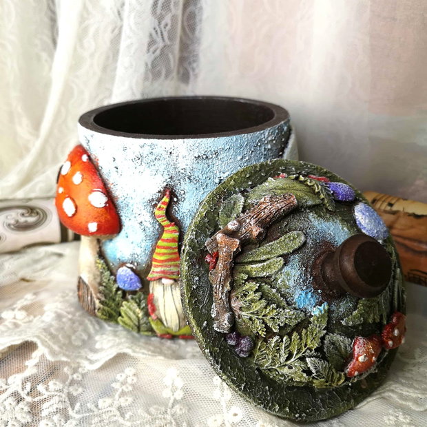 Cutie Decorativă cu Gnomi și Ciuperci