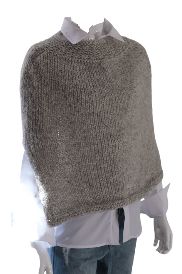 Poncho tricotat manual din lână merinos extrafin confort și stil pentru zilele reci