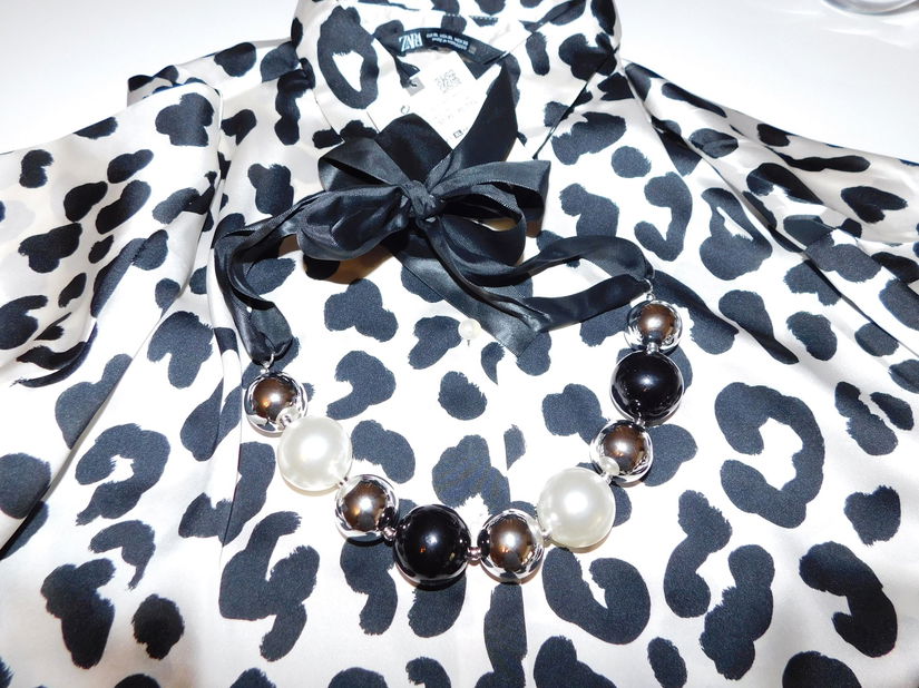 Bluza  noua ZARA , XL,  etichete  atasate, colier   nou asortat cadou,