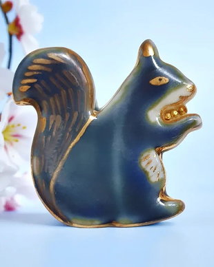 Brosa veverita din portelan pictata cu aur - FUNNY ANIMALS