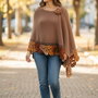 Șal tricotat crosetat manual triunghiular beige camel