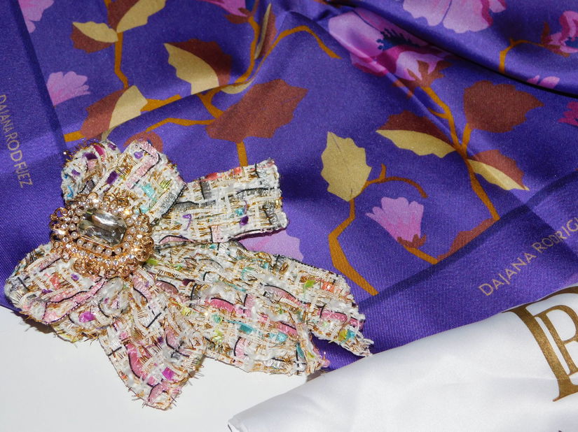 Esarfa noua matase naturala designer,   saculet original,  cadou brosa   deosebita,