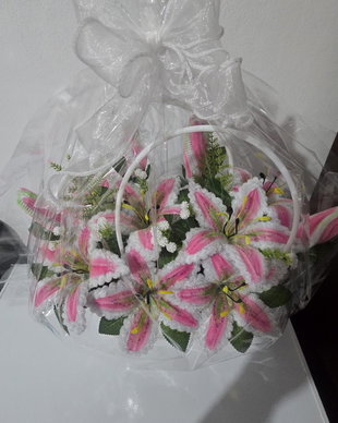 Coș cu crini roz din sârmă plușată  aranjament floral handmade elegant