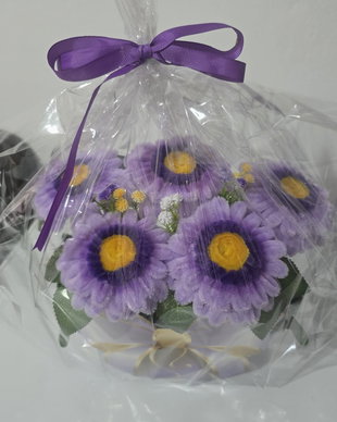 Coș decorativ cu flori roz realizate manual  aranjament floral textil