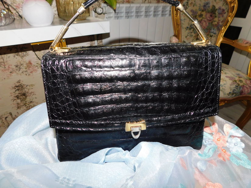 Poseta vintage  piele crocodil, neagra ,  o  bijuterie de poseta ,   cadou esarfa noua lina cu  matase naturala