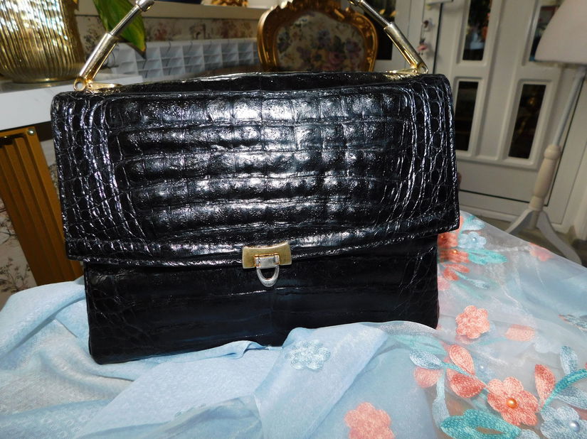 Poseta vintage  piele crocodil, neagra ,  o  bijuterie de poseta ,   cadou esarfa noua lina cu  matase naturala