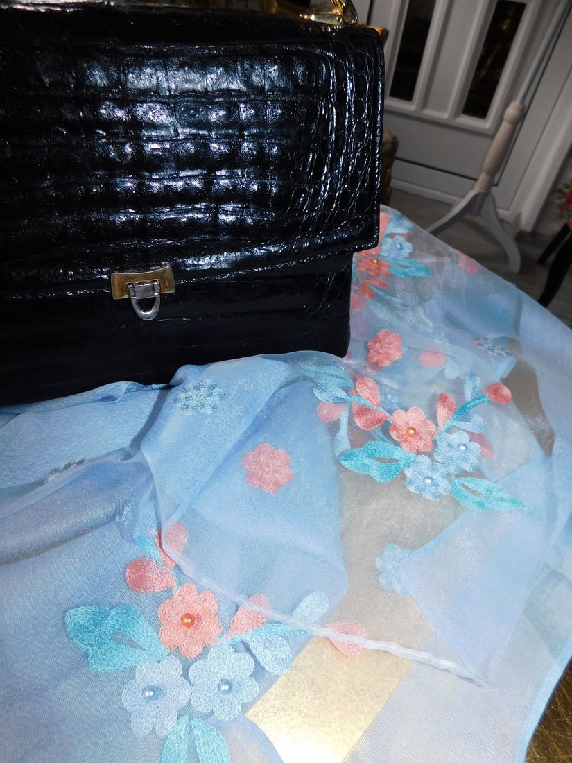 Poseta vintage  piele crocodil, neagra ,  o  bijuterie de poseta ,   cadou esarfa noua lina cu  matase naturala