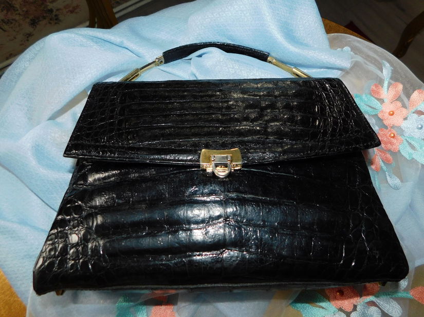 Poseta vintage  piele crocodil, neagra ,  o  bijuterie de poseta ,   cadou esarfa noua lina cu  matase naturala