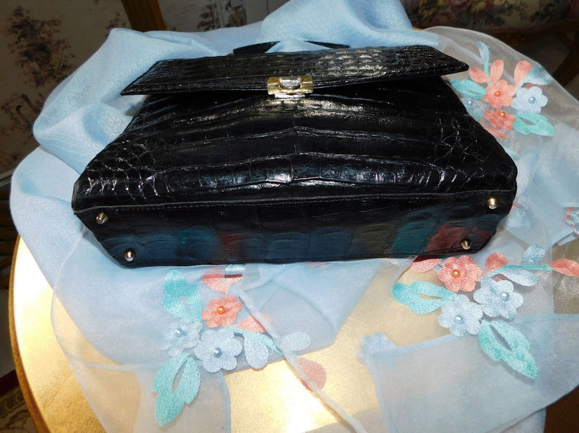 Poseta vintage  piele crocodil, neagra ,  o  bijuterie de poseta ,   cadou esarfa noua lina cu  matase naturala